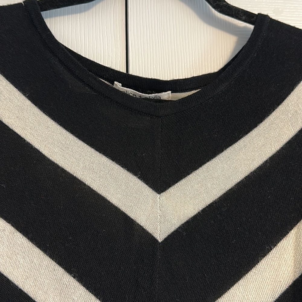 Alice & Olivia Women’s Black & White V Striped Sweater Festive Season Dress XS - Picture 2 of 7